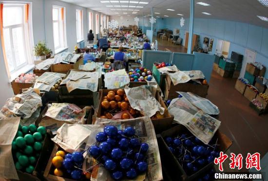 圣诞将至，俄罗斯玩具厂商加紧生产节日用品